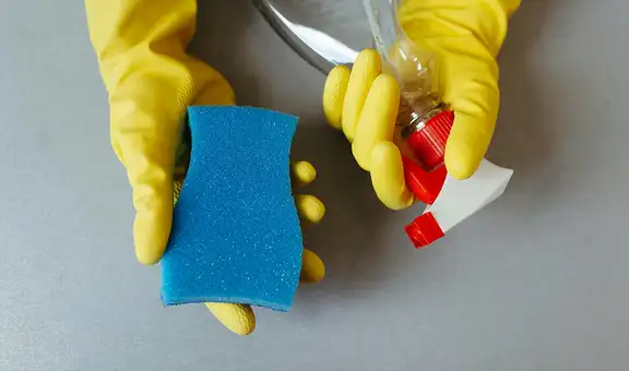 Este utensilio cotidiano de limpieza en la cocina libera millones de microplásticos en cada uso, según estudio