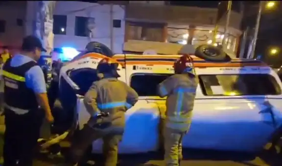 Un muerto y seis heridos deja aparatosa volcadura de combi con pasajeros en Santa Anita