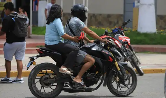Conductores reincidentes que circulen con dos personas en moto podrían perder su licencia y ser multados con el doble del monto original, según MTC