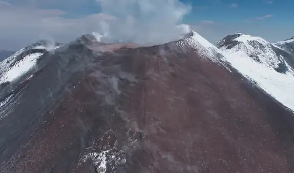 Volcán Sabancaya registró explosión de cenizas que alcanzó 3.400 metro de altura y genera alerta naranja en Arequipa, según IGP