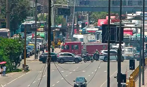 Incendio de vehículo genera congestión en Vía Evitamiento en Ate