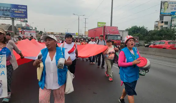 Vecinos de Lima Sur realizan marcha de sacrificio por falta de agua y piden continuar obra potable Nueva Rinconada: "Los silos están colapsando"