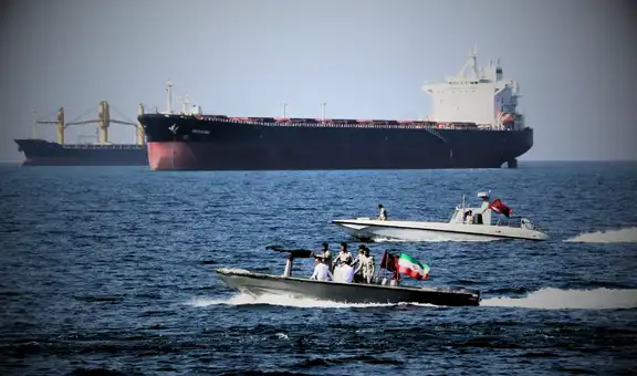 Irán confirma la intercepción de 2 barcos petroleros con tripulaciones extranjeras que transportaban combustible de contrabando en el Golfo