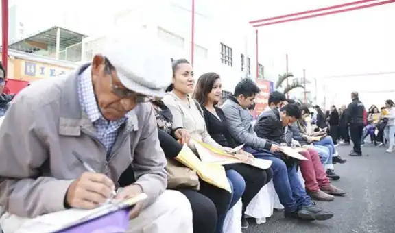 Ex trabajadores públicos cesados ya podrán retirar compensación económica