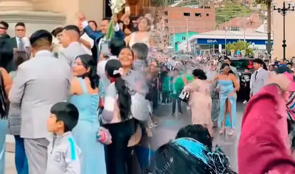 Invitados de una boda en Tarma se molestan al ser sorprendidos con baldes de agua a la salida de la iglesia durante carnavales