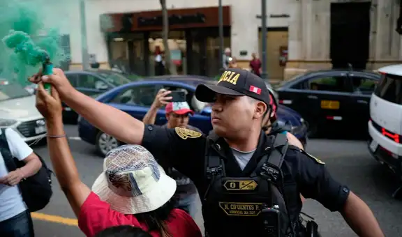 Policía quita bengala y se burla de manifestantes durante protesta contra ''albergue'' de Milagros Jaúregui