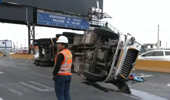 Tráiler se vuelca y bloquea la avenida Faucett en dirección al Aeropuerto Jorge Chávez en el Callao