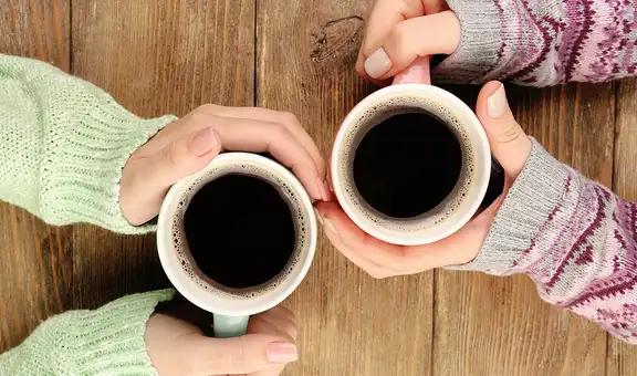 Tomar 2 tazas de café al día reduciría el riesgo de desarrollar demencia y problemas cognitivos, según estudio