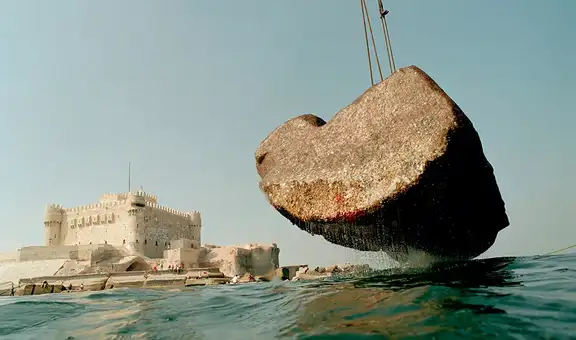 Una de las maravillas del mundo antiguo vuelve a la vida: restos del Faro de Alejandría son recuperados desde el fondo del mar