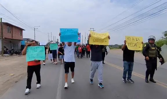 Pescadores realizan marcha de sacrificio en la Panamericana Norte: exigen cese de la veda del bonito en Lambayeque
