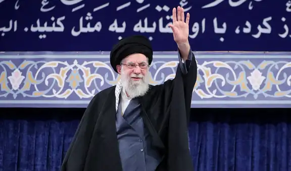 Líder supremo de Irán, Alí Jamenei, amenaza a EE. UU. con hundir su portaaviones desplegado en Oriente Medio