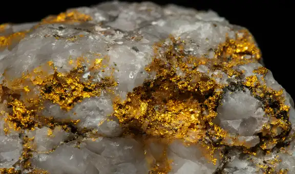 Estudio revela que los terremotos podrían ser responsables de la formación de pepitas de oro en la Tierra