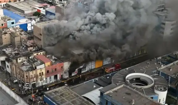Feroz incendio cerca del Hospital Guillermo Almenara en La Victoria moviliza más de 10 unidades de bomberos