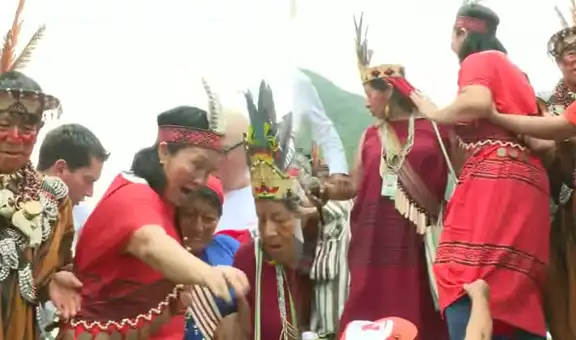 Keiko Fujimori casi sufre caída tras incidente con el escenario donde daba su discurso a comunidad asháninka