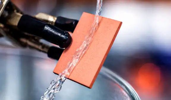 Científicos de EE.UU. crean un material 'imposible' de mojar y capaz de soportar agua caliente de 90 °C sin perder calidad