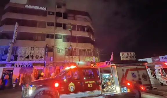 Juliaca: bomberos combaten incendio en quinto piso con sogas y reclaman camión con escalera