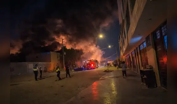 Comas: voraz incendio en fábrica de colchones moviliza decenas de unidades de bomberos
