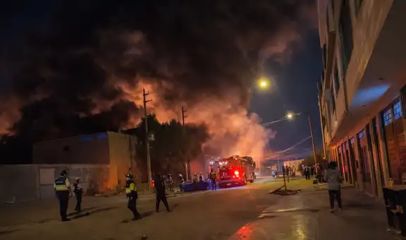 Comas: voraz incendio en fábrica de colchones moviliza decenas de unidades de bomberos