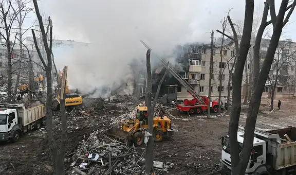 Rusia lanza oleada de misiles contra Ucrania: ataque deja al menos 12 muertos y un edificio residencial en escombros