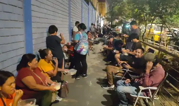 Padres pasan la noche afuera de colegio en San Juan de Lurigancho para asegurar vacantes en inicio del año escolar