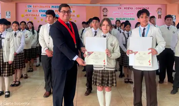 Juramenta nuevo Juez de Paz Escolar en I.E. San Antonio de Padua de Paucarpata