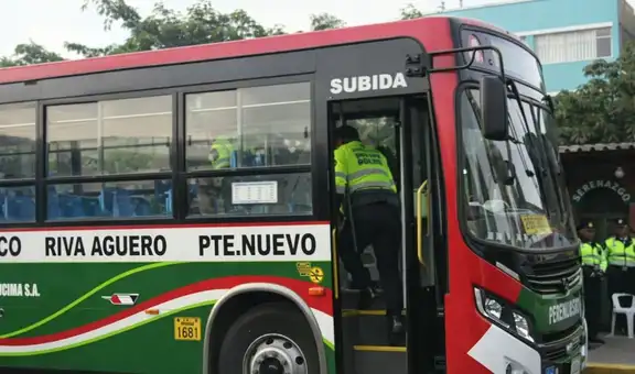 Buses de la empresa Santa Catalina retoman su servicio escoltados por policías tras el asesinato de uno de sus conductores