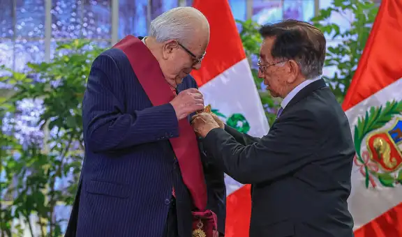 Julio Velarde: Presidente Balcázar condecora al titular del BCRP con la más alta distinción que otorga el Estado peruano