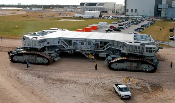 El monstruo de 3.000 toneladas que utiliza 625 litros de diésel para recorrer solo 1 km: el camión de la misión Artemis II que mueve cohetes con precisión milimétrica