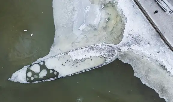 Un espectáculo inusual en el Mar Báltico: un naufragio de 400 años de antigüedad queda al descubierto debido al bajo nivel del mar