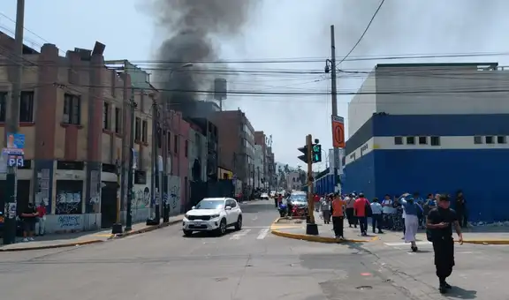 Nuevo incendio frente al Hospital Almenara: edificio se prende en llamas en La Victoria