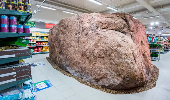 Como no pudieron quitarla, construyeron un supermercado a su alrededor: una roca gigante de la última era glacial
