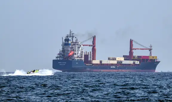 EE. UU. bloquea “por completo” el comercio marítimo e Irán amenaza con frenar exportaciones de petróleo