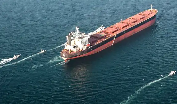 Irán vuelve a cerrar Ormuz ante bloqueo de EE.UU. y atacan un petrolero cerca del estrecho: "Lista para que prueben nuevas derrotas"