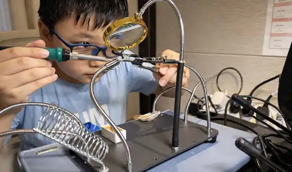 Adolescente chino de 14 años construye desde cero un motor turborreactor y sorprende al mundo con su talento científico