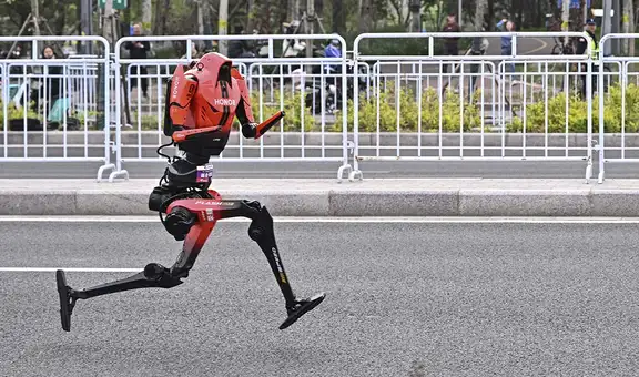 China y su robot humanoide hacen historia al ganar la media maratón de Pekín y superar récord humano