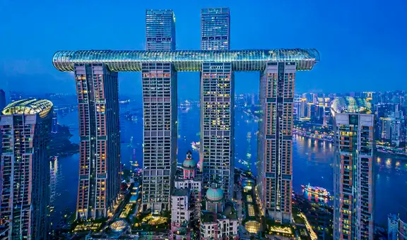 China marca un hito histórico con el rascacielos horizontal más alto del mundo a 250 metros de altura: pesa como la Torre Eiffel
