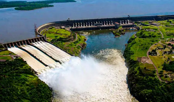 La central hidroeléctrica de casi 8 km en Sudamérica que compite con China por liderar la energía mundial: posee un lago artificial