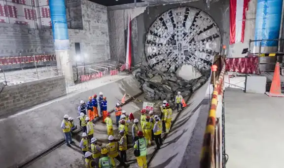 La megamaquinaria que se encuentra operando en Perú mide 120 m. de largo y pesa 1.750 toneladas: ayuda en la construcción de un importante proyecto