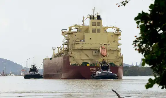 Empresas pagan hasta US$4 millones por cruzar el Canal de Panamá tras crisis en el estrecho de Ormuz