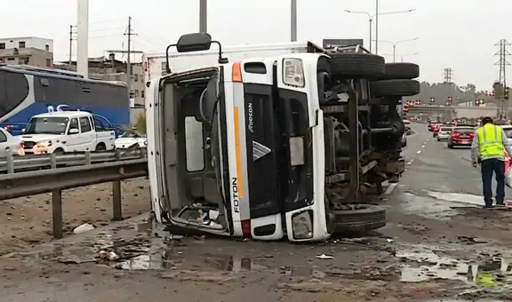 SJM: camión frigorífico con productos marinos se vuelca en la Panamericana Sur y genera fuerte congestión vehicular