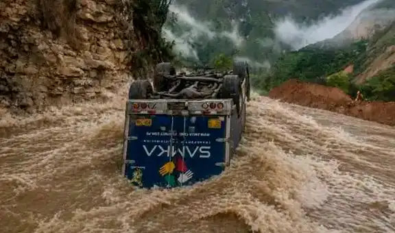 Chofer salva de morir tras despiste de su camión que cayó volcado fuera de la vía Leymebamba-Chachapoyas, en el Amazonas