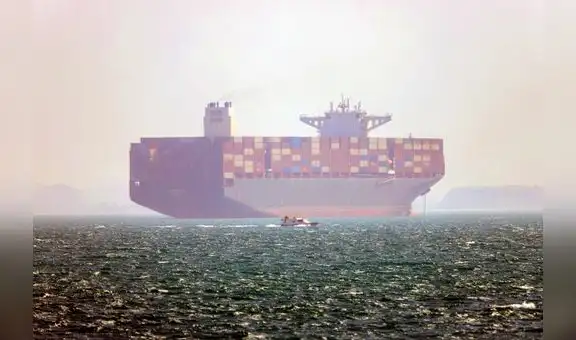 Emiratos Árabes Unidos enfrenta ataques con misiles de Irán mientras arde un barco surcoreano en Ormuz