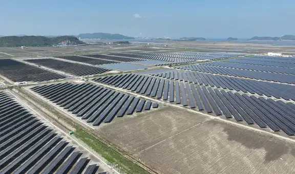 Científicos coreanos logran paneles solares que alcanzan hasta el 90% de potencia con las "superbolas" de oro