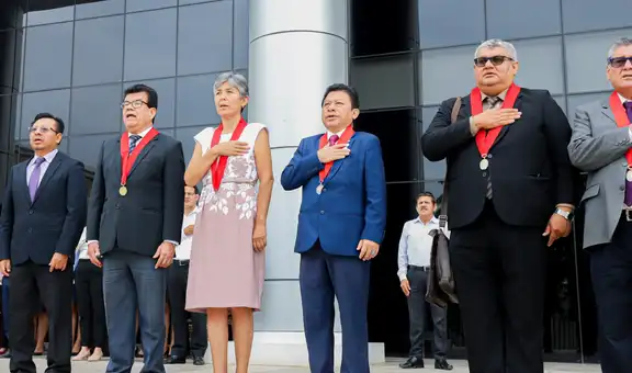 Se realizó ceremonia de izamiento del pabellón nacional y de la bandera de Sullana en la sede principal de la Corte "Enrique Mendoza Ramírez"