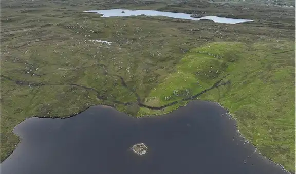 Arqueólogos descubren en Escocia una isla artificial del Neolítico de 5000 años oculta en un lago: más antigua que Stonehenge