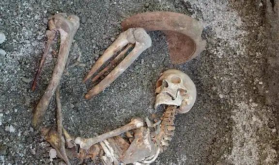 Lo encontraron 2.000 años después con un tazón para protegerse la cabeza y una lámpara para iluminar su camino: un hombre huyó de Pompeya cuando estalló el Vesubio