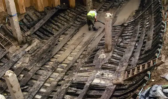 Enterrado bajo una calle desde 1360: obreros querían construir un edificio, pero descubrieron un barco medieval a 24 metros de profundidad