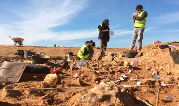 Hallan una corona de oro en tumba de 4.600 años que reescribe la historia de la Edad de Bronce