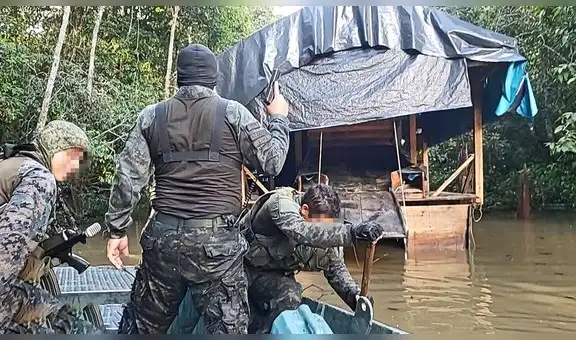 Loreto:  Presuntos mineros ilegales atacan a fiscal, policías y militares en río Nanay
