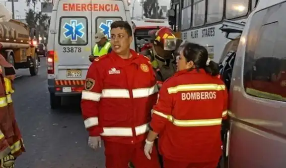 Aparatoso choque entre combi y bus en la Panamericana Sur deja dos muertos y varios heridos en Villa El Salvador